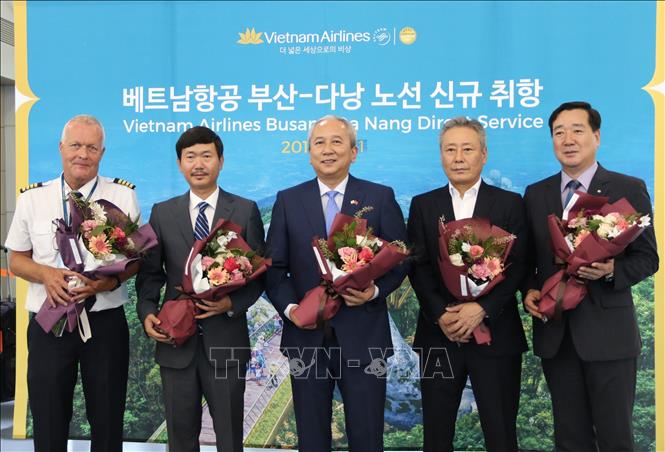 Trong ảnh: Đại sứ Việt Nam tại Hàn Quốc Nguyễn Vũ Tú (giữa), Trưởng Chi nhánh Vietnam Airlines tại Hàn Quốc Lưu Anh Tuấn (thứ hai, từ trái sang) chụp ảnh lưu niệm cùng Cơ trưởng chuyến bay và hai quan chức Hàn Quốc. Ảnh: Mạnh Hùng - Pv TTXVN tại Hàn Quốc   