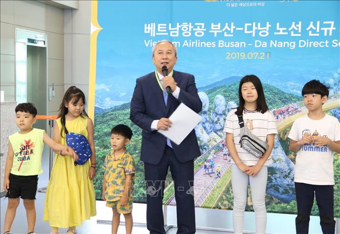 Trong ảnh: Đại sứ Việt Nam tại Hàn Quốc Nguyễn Vũ Tú phát biểu tại lễ khai trương đường bay mới Busan - Đà Nẵng của Vietnam Airlines. Ảnh: Mạnh Hùng - Pv TTXVN tại Hàn Quốc    