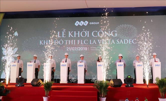 Trong ảnh: Đại diện lãnh đạo Tập đoàn FLC và tỉnh Đồng Tháp nhấn nút khởi công đô thị cao cấp FLC La Vista Sadec. Ảnh: Nguyễn Văn Trí - TTXVN