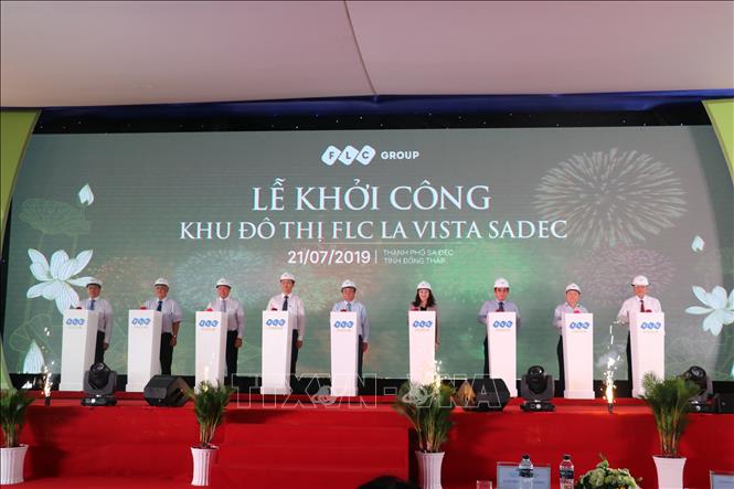 Trong ảnh: Đại diện lãnh đạo Tập đoàn FLC và tỉnh Đồng Tháp nhấn nút khởi công đô thị cao cấp FLC La Vista Sadec. Ảnh: Nguyễn Văn Trí - TTXVN