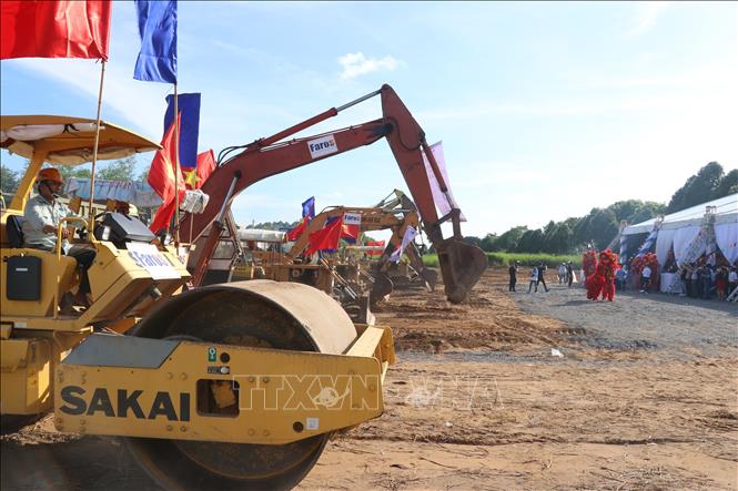 Trong ảnh: Thiết bị, xe máy thực hiện khởi công đô thị cao cấp FLC La Vista Sadec. Ảnh: Nguyễn Văn Trí - TTXVN