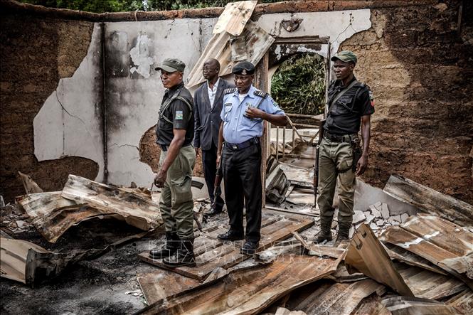 Trong ảnh: (tư liệu)  Nhiều ngôi nhà bị đốt phá trong các vụ tấn công tại  làng Angwan Aku, bang Kaduna, Nigeria. Ảnh: AFP/TTXVN