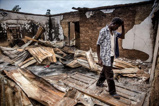 Trong ảnh: (tư liệu)  Nhiều ngôi nhà bị đốt phá trong các vụ tấn công tại  làng Angwan Aku,bang Kaduna, Nigeria. Ảnh: AFP/TTXVN