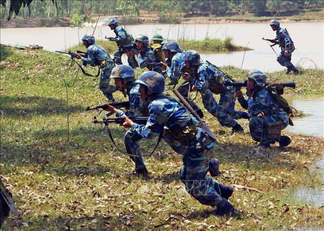 Trong ảnh: Chiến sĩ Lữ đoàn Hải quân đánh bộ 147 luyện tập đổ bộ đánh chiếm mục tiêu. Ảnh: Trọng Đức - TTXVN