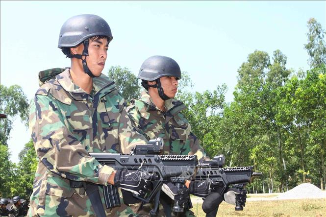 Trong ảnh: Hải quân đánh bộ - lực lượng tác chiến đặc biệt tinh nhuệ luôn phát huy truyền thống anh hùng, ngày đêm luyện tập, sử dụng thành thạo nhiều loại trang bị, vũ khí mới, nâng cao sức mạnh chiến đấu và hiệp đồng, sẵn sàng hoàn thành nhiệm vụ trong mọi tình huống. Ảnh: Trọng Đức - TTXVN 