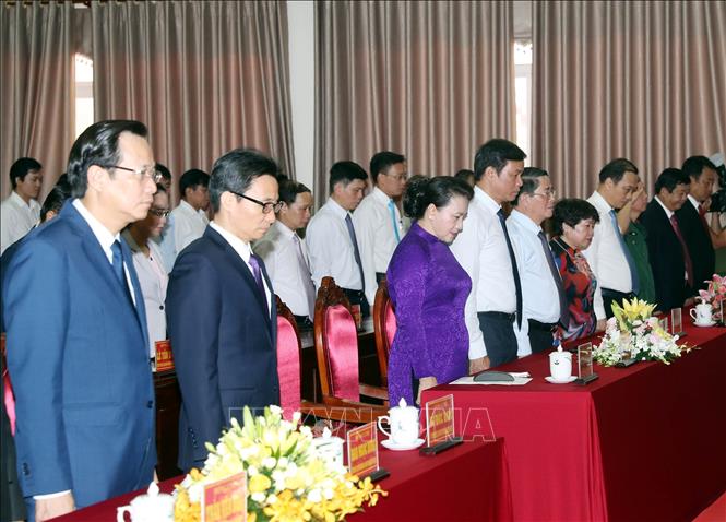Trong ảnh: Chủ tịch Quốc hội Nguyễn Thị Kim Ngân cùng các đại biểu tham dự buổi lễ tưởng niệm các Anh hùng liệt sĩ đã hy sinh vì độc lập và tự do của Tổ quốc. Ảnh: Trọng Đức - TTXVN