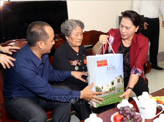 Trong ảnh: Chủ tịch Quốc hội Nguyễn Thị Kim Ngân thăm, tặng quà bà Huỳnh Thị Hạnh, ở thành phố Vĩnh Long, là thương binh hạng ¼ và bị tù đày. Ảnh: Trọng Đức - TTXVN