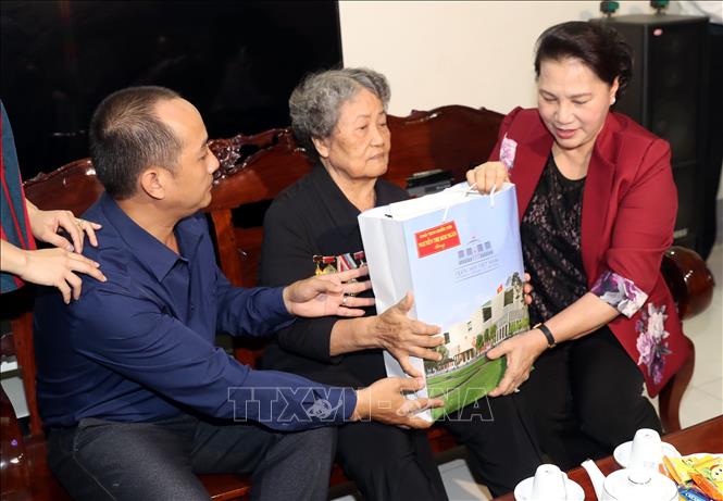 Trong ảnh: Chủ tịch Quốc hội Nguyễn Thị Kim Ngân thăm, tặng quà bà Huỳnh Thị Hạnh, ở thành phố Vĩnh Long, là thương binh ¼  và từng bị tù đày. Ảnh: Trọng Đức - TTXVN