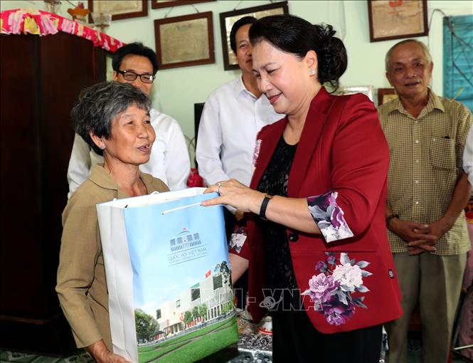 Trong ảnh: Chủ tịch Quốc hội Nguyễn Thị Kim Ngân thăm, tặng quà bà Võ Ngọc Thoại, ở thành phố Vĩnh Long, là thương binh hạng 3/4. Ảnh: Trọng Đức - TTXVN