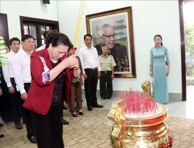 Trong ảnh: Chủ tịch Quốc hội Nguyễn Thị Kim Ngân dâng hương, hoa tưởng niệm cố Thủ tướng Võ Văn Kiệt. Ảnh: Trọng Đức - TTXVN