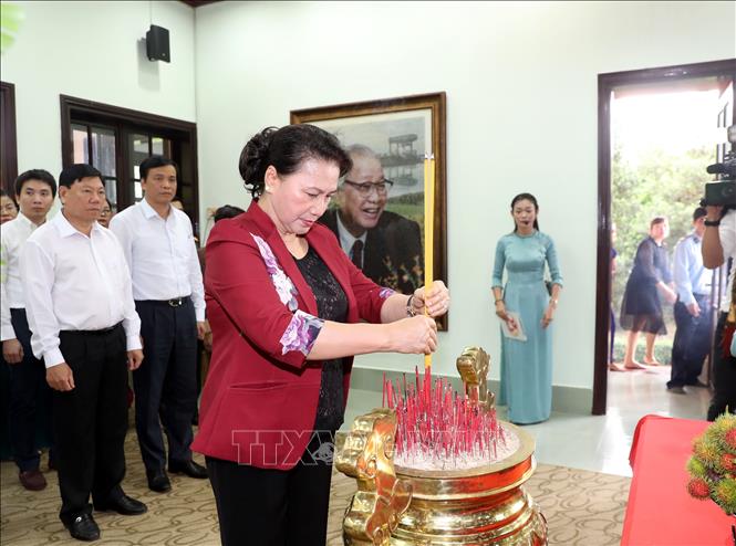 Trong ảnh: Chủ tịch Quốc hội Nguyễn Thị Kim Ngân dâng hương, hoa tưởng niệm cố Thủ tướng Võ Văn Kiệt. Ảnh: Trọng Đức - TTXVN