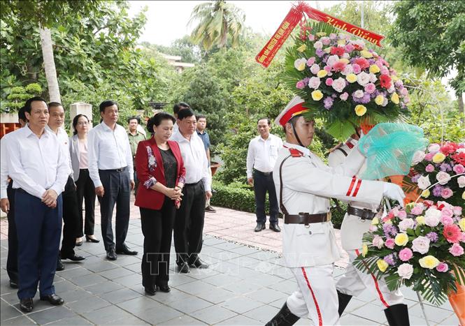 Trong ảnh: Chủ tịch Quốc hội Nguyễn Thị Kim Ngân dâng hương, hoa tưởng niệm cố Thủ tướng Võ Văn Kiệt. Ảnh: Trọng Đức - TTXVN