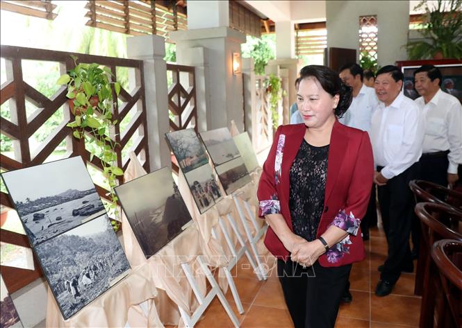 Trong ảnh: Chủ tịch Quốc hội Nguyễn Thị Kim Ngân tham quan Khu tưởng niệm cố Thủ tướng Võ Văn Kiệt. Ảnh: Trọng Đức – TTXVN