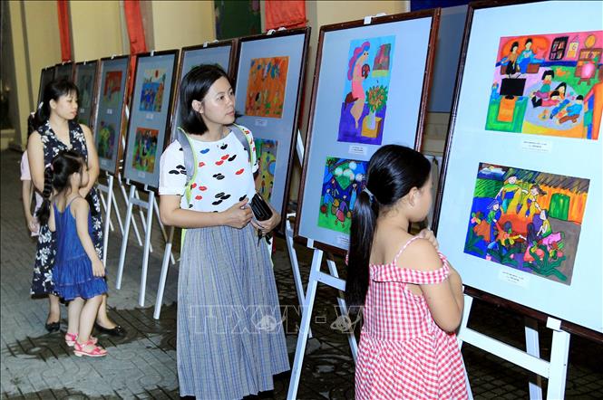 Trong ảnh: Khách tham quan triển lãm. Ảnh: An Đăng - TTXVN