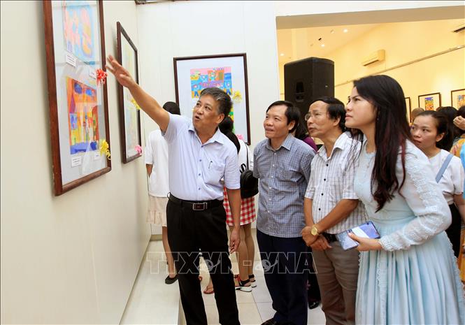 Trong ảnh: Khách tham quan triển lãm. Ảnh: An Đăng - TTXVN