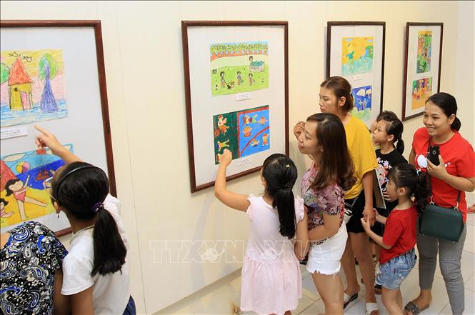 Trong ảnh: Khách tham quan triển lãm. Ảnh: An Đăng - TTXVN