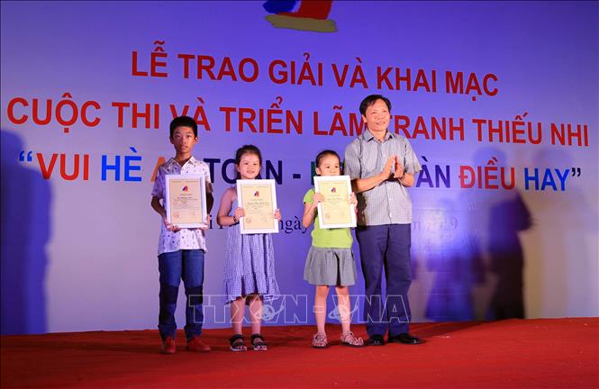 Trong ảnh: Giám đốc Sở Văn hóa và Thể thao thành phố Hải Phòng Lê Văn Quý trao giải cho Nhất cho các thi sinh tham dự cuộc thi vẽ tranh thiếu nhi hè 2019 với chủ đề 