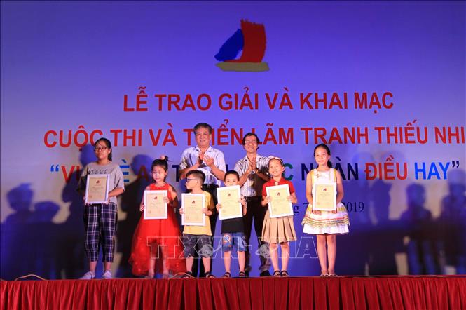 Trong ảnh: Các thi sinh nhận giải Nhì cuộc thi vẽ tranh thiếu nhi hè 2019 với chủ đề 