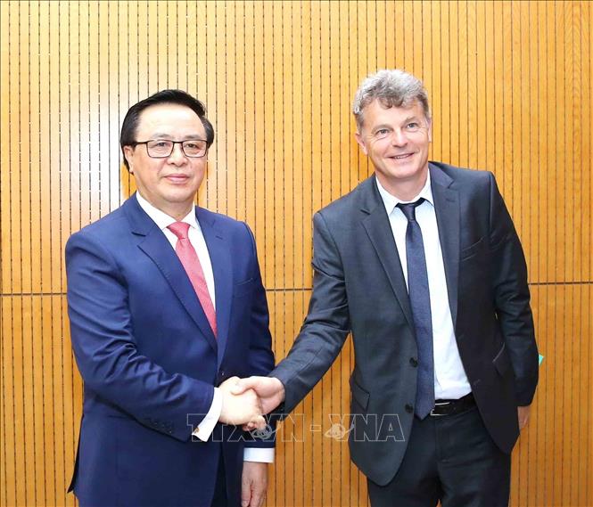 Photo: National Secretary of the French Communist Party Fabien Roussel and head of the Party Central Committee’s Commission for External Relations Hoang Binh Quan. VNA Photo: Phương Hoa