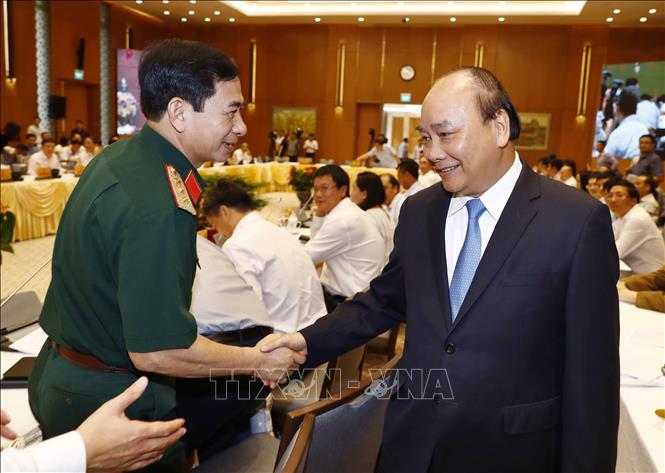 Trong ảnh: Thủ tướng Nguyễn Xuân Phúc, Chủ tịch Uỷ ban Quốc gia Chính phủ điện tử và các đại biểu. Ảnh: Thống Nhất – TTXVN