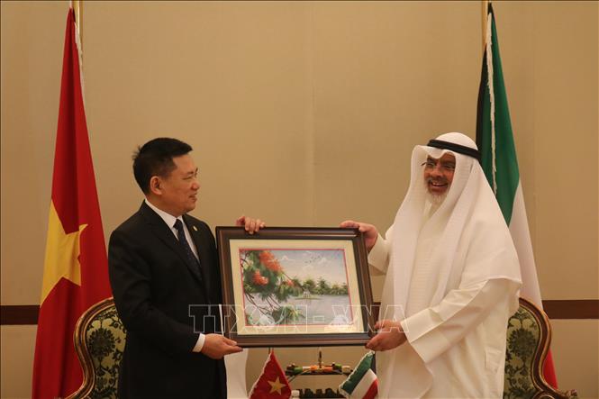 Photo: Auditor General of the State Audit of Vietnam Ho Duc Phoc presents a picture to President of Kuwait’s State Audit Bureau Adel Al-Sarawi. VNA Photo: Anh Tuấn