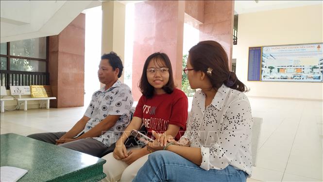 Trong ảnh: Phan Nguyễn Thanh Ngân (giữa) với ước mơ trở thành bác sĩ. Ảnh: Nam Thái - TTXVN