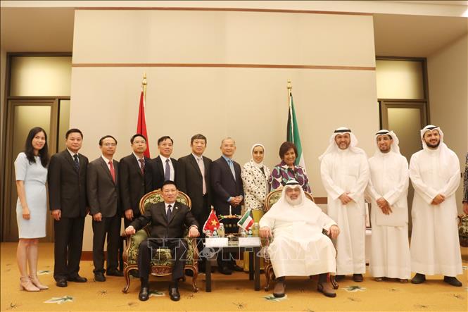 Photo: Auditor General of the State Audit of Vietnam Ho Duc Phoc and President of Kuwait’s State Audit Bureau Adel Al-Sarawi pose for a photo with delegates. VNA Photo: Anh Tuấn