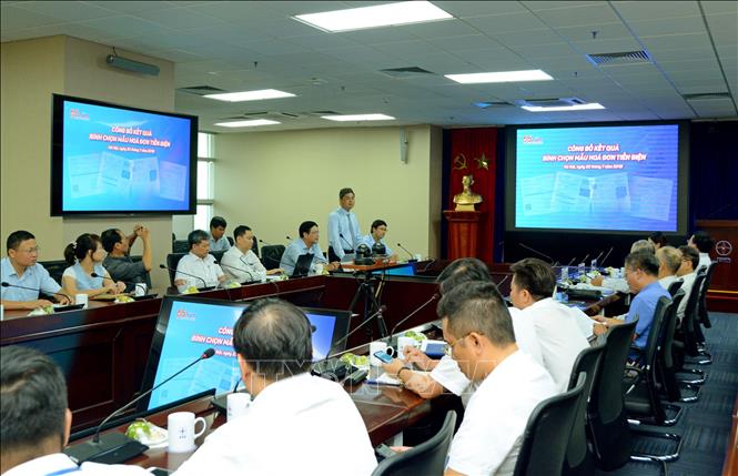 Trong ảnh: Hội đồng xét tuyển “Bình chọn mẫu hóa đơn tiền điện”.  Ảnh: TTXVN phát