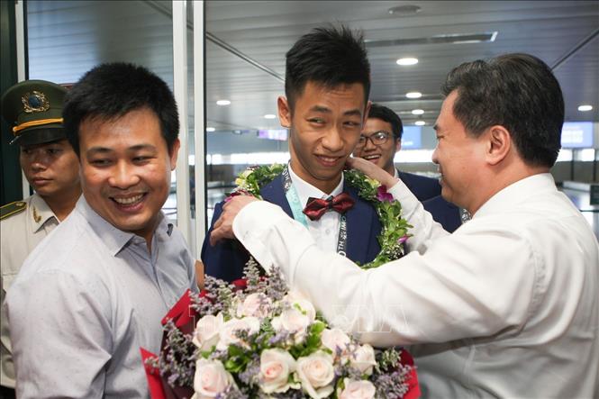Trong ảnh: Thứ trưởng Bộ Giáo dục và Đào tạo Nguyễn Hữu Độ cùng ông Sái Công Hồng, Phó Cục trưởng Cục Quản lý chất lượng đón, tặng hoa chúc mừng các thí sinh. Ảnh: Thanh Tùng-TTXVN