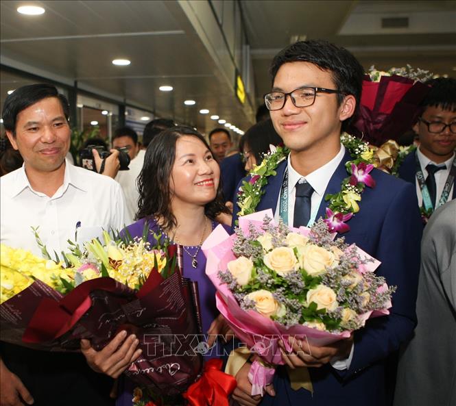 Trong ảnh: Các thí sinh trở về trong vòng tay chào đón của người thân, thầy cô và bạn bè. Ảnh: Thanh Tùng-TTXVN