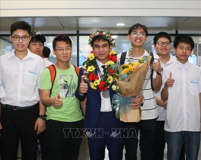 Trong ảnh: Các thí sinh trở về trong vòng tay chào đón của người thân, thầy cô và bạn bè. Ảnh: Thanh Tùng-TTXVN