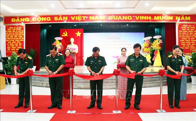 Trong ảnh: Các đại biểu cắt băng khai mạc triển lãm. Ảnh: Xuân Khu-TTXVN
