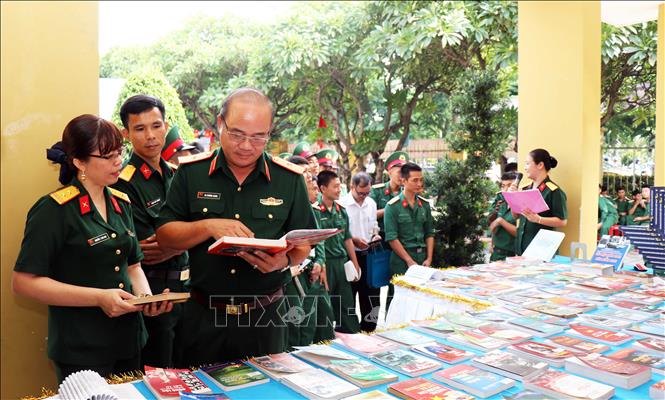 Trong ảnh: Triển lãm trưng bày, giới thiệu sách về Đảng, Bác và các hoạt động của lực lượng vũ trang Quân khu 7. Ảnh: Xuân Khu-TTXVN
