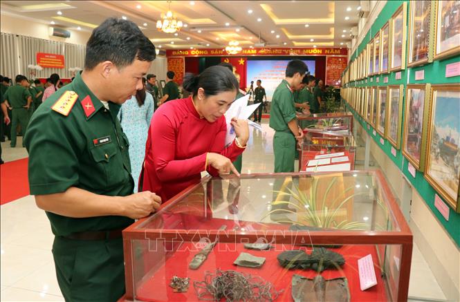 Trong ảnh: Các đại biểu tham quan triển lãm. Ảnh: Xuân Khu-TTXVN