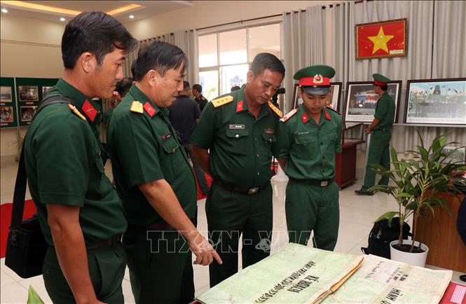 Trong ảnh: Đại tá Lê Văn Mỹ, Chính trị viên Đội tìm kiếm, cất bốc, hồi hương liệt sỹ quân tình nguyện, chuyên gia Việt Nam hy sinh tại Campuchia (k71) giới thiệu về chiếc bản đồ hoạt động của đội K71. Ảnh: Xuân Khu-TTXVN