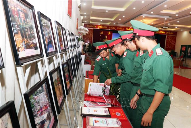 Trong ảnh: Chiến sỹ trẻ Quân khu 7 tham quan triển lãm. Ảnh: Xuân Khu-TTXVN
