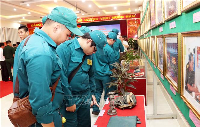Trong ảnh: Khách tham quan kriển lãm. Ảnh: Xuân Khu-TTXVN