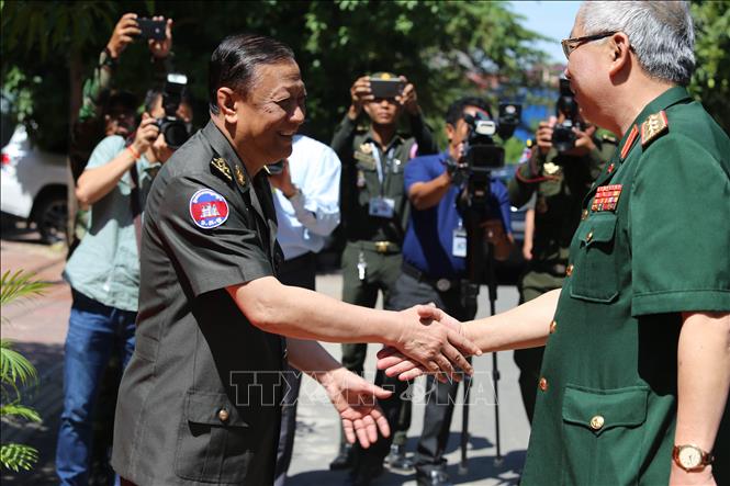 Đại tướng Neang Phat chào đón Thượng tướng Nguyễn Chí Vịnh. Ảnh: Trần Long, P/v CQTT TTXVN tại Campuchia. 
