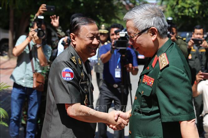 Đại tướng Neang Phat chào đón Thượng tướng Nguyễn Chí Vịnh. Ảnh: Minh Hưng, P/v CQTT TTXVN tại Campuchia. 
