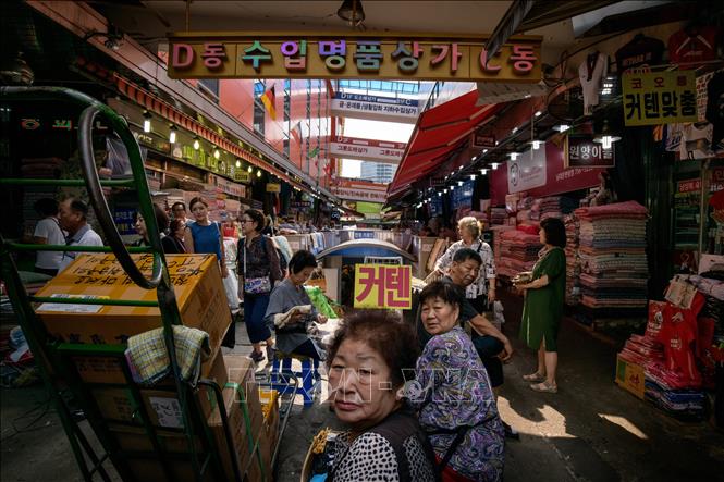 Trong ảnh:  Người cao tuổi Hàn Quốc  làm việc  tại chợ Namdaemun ở Seoul . Ảnh: AFP/TTXVN