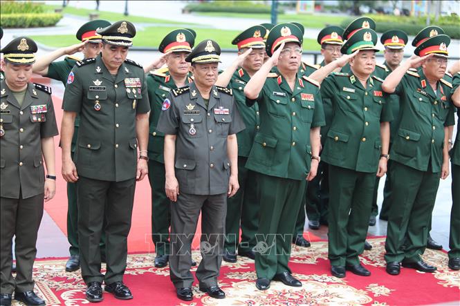Trong ảnh: Đoàn đến dâng hương và đặt vòng hoa tại Đài Hữu nghị Việt Nam - Campuchia. Ảnh: P/v CQTT TTXVN tại Campuchia  