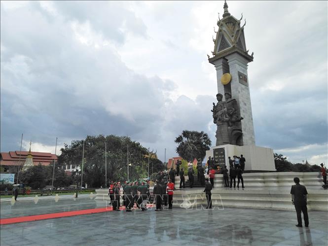 Trong ảnh: Quang cảnh đoàn đến dâng hương và đặt vòng hoa tại Đài Hữu nghị Việt Nam - Campuchia. Ảnh: P/v CQTT TTXVN tại Campuchia  