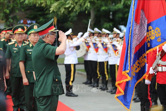 Trong ảnh: Đoàn đến dâng hương và đặt vòng hoa tại Đài Hữu nghị Việt Nam - Campuchia. Ảnh: P/v CQTT TTXVN tại Campuchia  