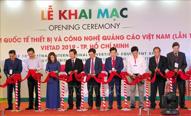Photo: Cutting the ribbon to open the exhibition. VNA Photo: Mỹ Phương