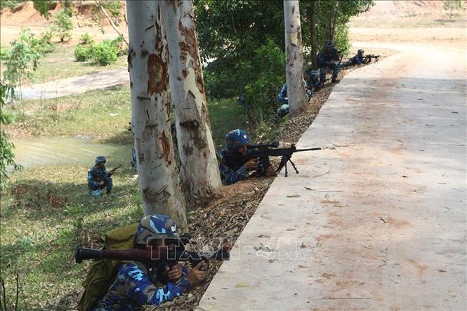 Trong ảnh: Chiến sĩ Lữ đoàn Hải quân đánh bộ 147 huấn luyện phản công đánh chiếm mục tiêu. Ảnh: Trọng Đức - TTXVN