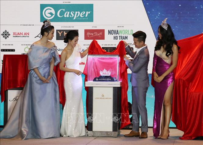 Trong ảnh: Ban tổ chức công bố chiếc Vương miện Hoa hậu Thế giới Việt Nam 2019 trị giá 3 tỷ đồng tại buổi họp báo. Ảnh: Trần Lê Lâm - TTXVN