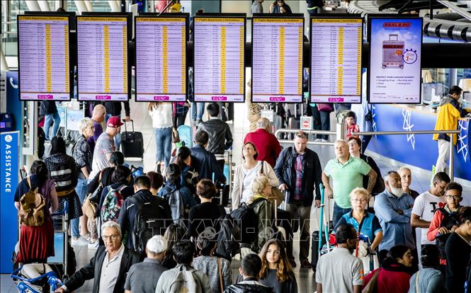 Trong ảnh (tư liệu): Hành khách chờ đợi tại sân bay Schiphol, Hà Lan, ngày 31/7/2017. Ảnh: AFP/ TTXVN