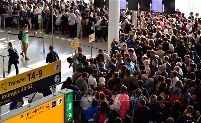 Trong ảnh (tư liệu): Hành khách xếp hàng tại quầy làm thủ tục ở sân bay Schiphol, Hà Lan, ngày 28/8/2017. Ảnh: AFP/ TTXVN