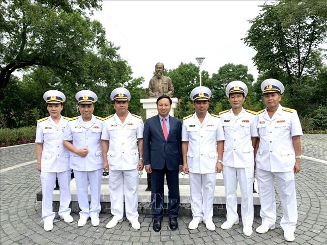 Photo: Vietnamese Ambassador in Russia Ngo Duc Manh and representatives of Vietnam People's Navy pose for a group photo in front of President Ho Chi Minh's statue in Vladivostok port city. VNA Photo: Hồng Quân