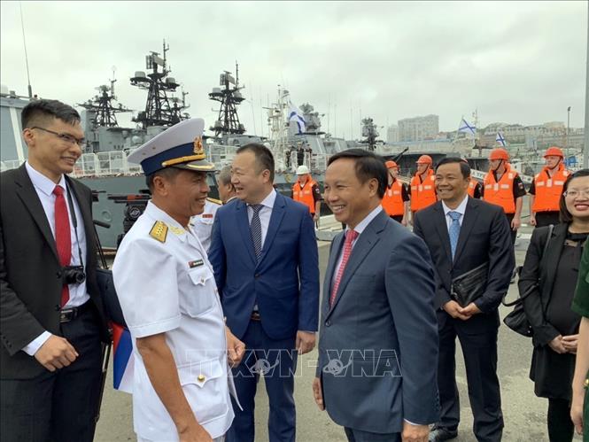 Photo: Vietnamese Ambassador in Russia Ngo Duc Manh welcomes Vietnam’s frigate 016-Quang Trung at Vladivostok port. VNA Photo: Hồng Quân